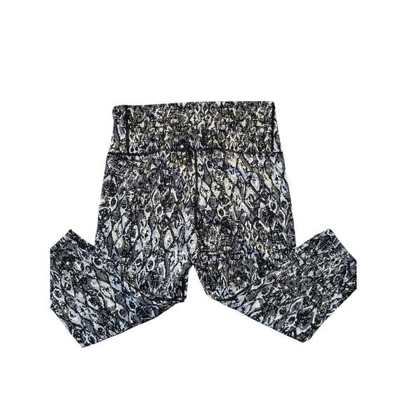 Sho Active Pants Womens Size XL Black White Capri Leggings Geometric Mesh Panels - Picture 4 of 4